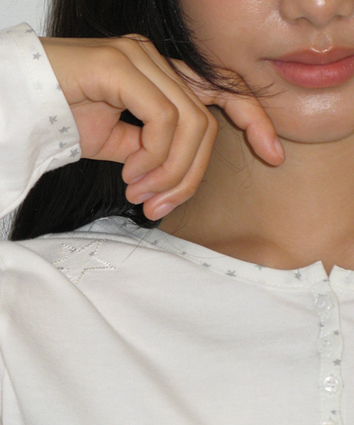 론론(RONRON) STAR PATCH BLOCKING HENRYNECK LONG SLEEVE WHITE