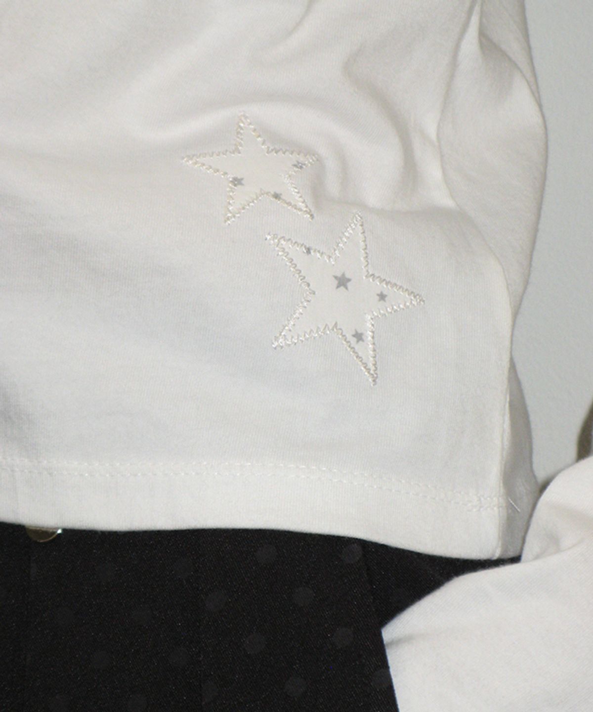 론론(RONRON) STAR PATCH BLOCKING HENRYNECK LONG SLEEVE WHITE
