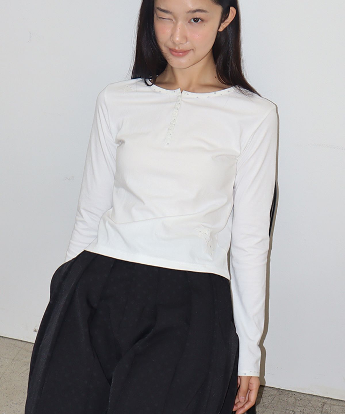 론론(RONRON) STAR PATCH BLOCKING HENRYNECK LONG SLEEVE WHITE