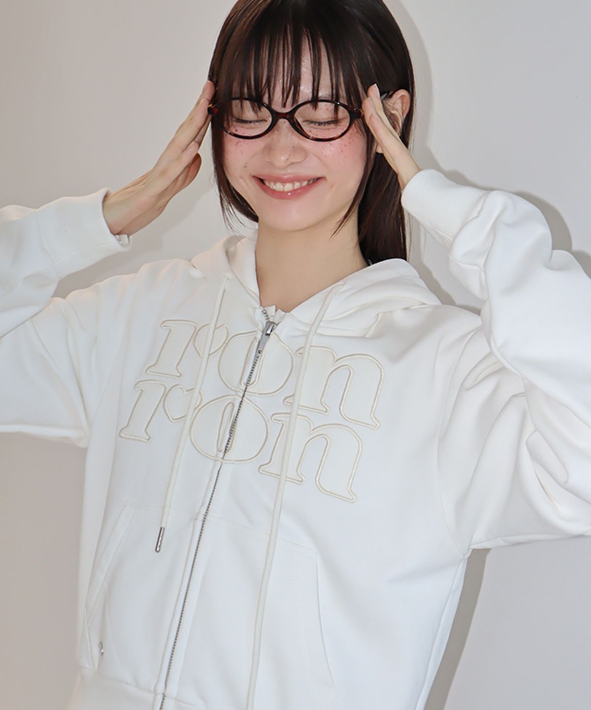 론론(RONRON) APPLIQUE LOGO HOODED ZIP UP WHITE