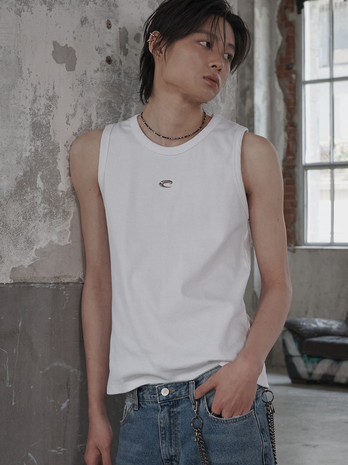 르렌느(LERENNE) Metal Logo Sleeveless - White