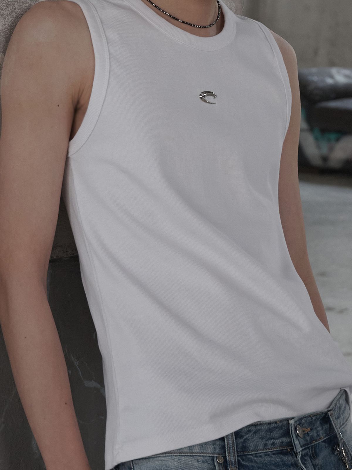 르렌느(LERENNE) Metal Logo Sleeveless - White