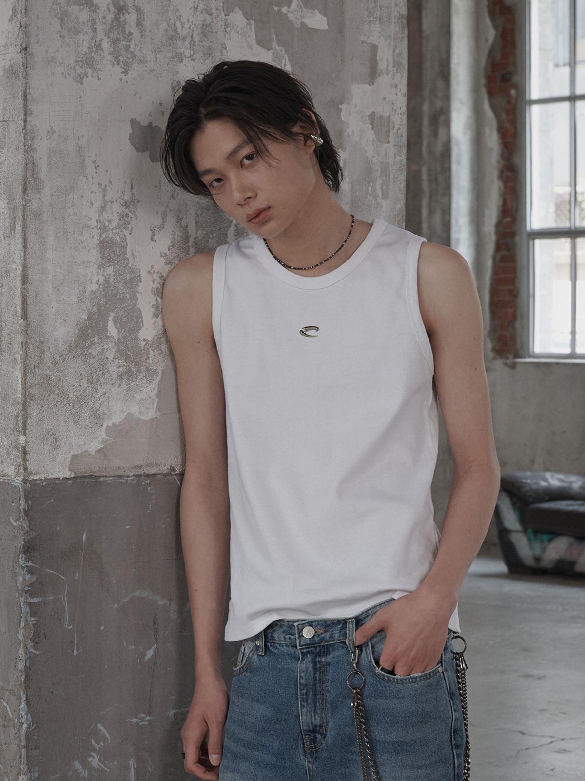 르렌느(LERENNE) Metal Logo Sleeveless - White