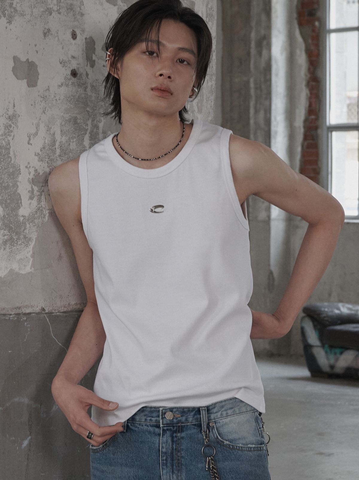 르렌느(LERENNE) Metal Logo Sleeveless - White