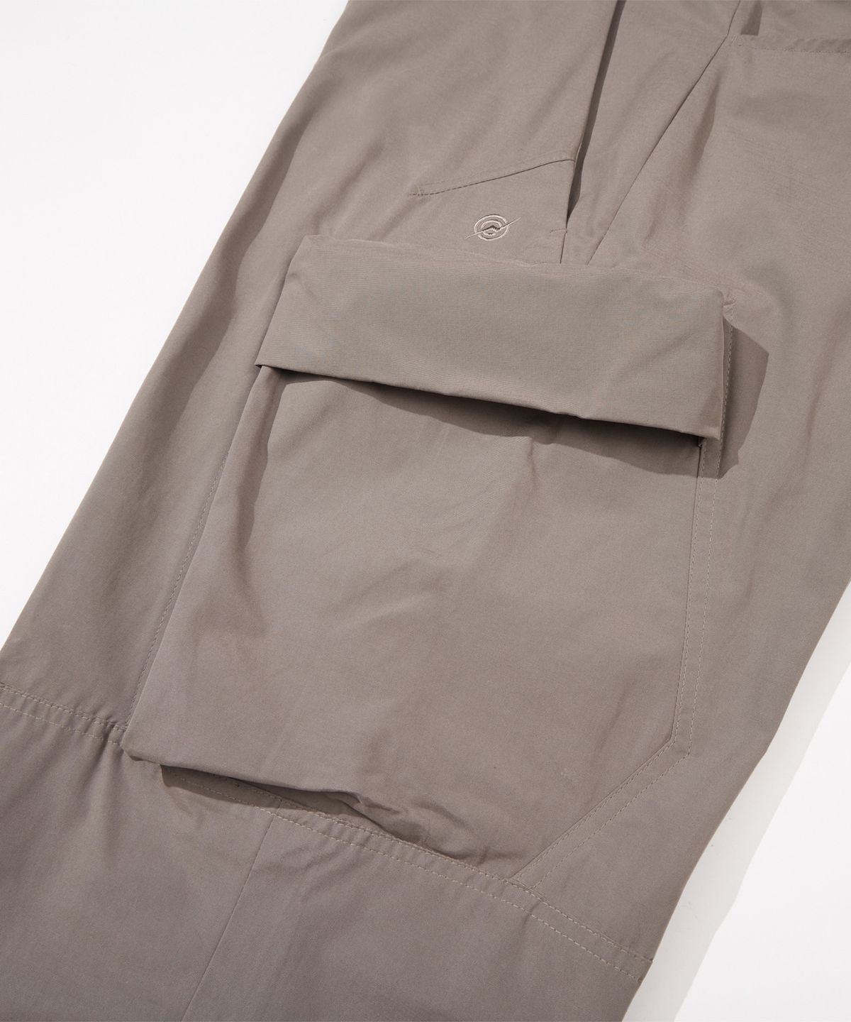 칼라파타르(KALAPATTHAR) BELTED SIGNATURE WIDE CARGO PANTS - BEIGE