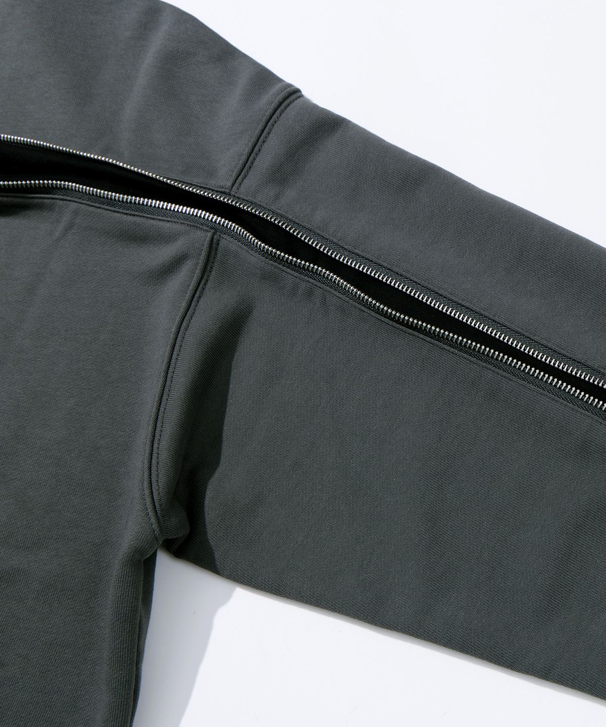 칼라파타르(KALAPATTHAR) BACK ZIPPER SWEATSHIRT - GRAY