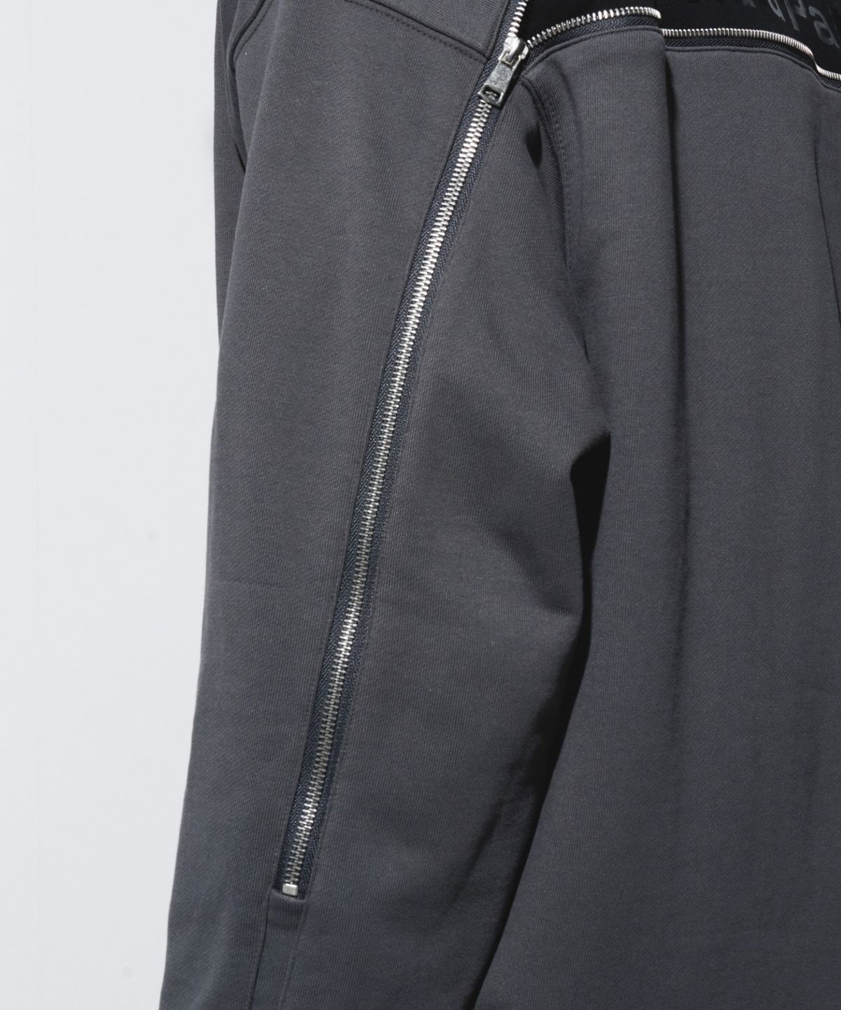 칼라파타르(KALAPATTHAR) BACK ZIPPER SWEATSHIRT - GRAY