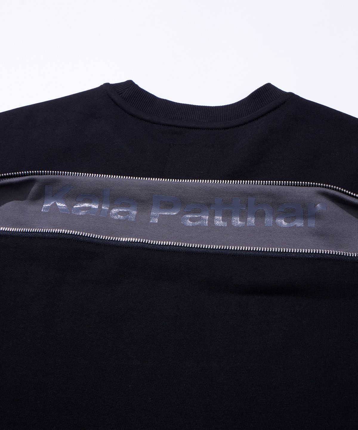 칼라파타르(KALAPATTHAR) BACK ZIPPER SWEATSHIRT - BLACK