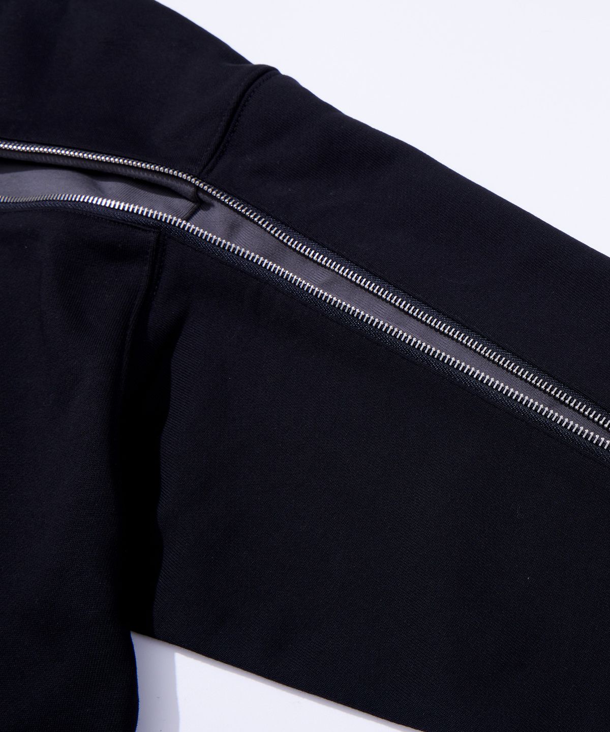 칼라파타르(KALAPATTHAR) BACK ZIPPER SWEATSHIRT - BLACK