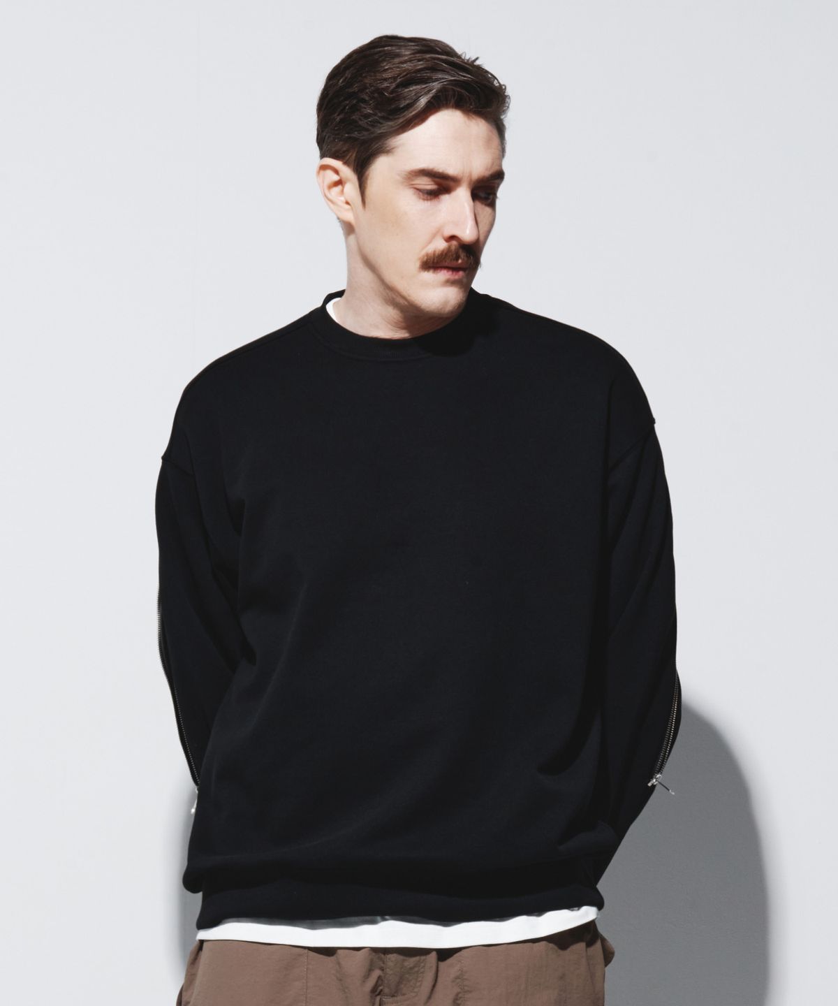 칼라파타르(KALAPATTHAR) BACK ZIPPER SWEATSHIRT - BLACK