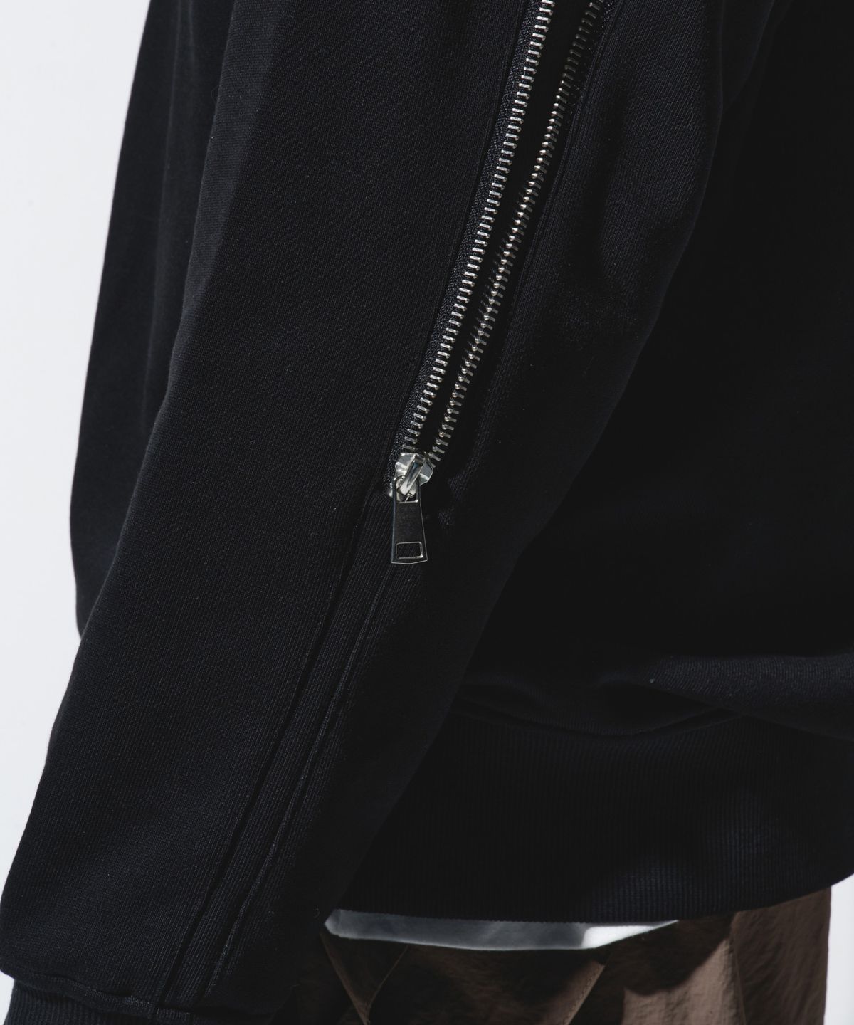칼라파타르(KALAPATTHAR) BACK ZIPPER SWEATSHIRT - BLACK
