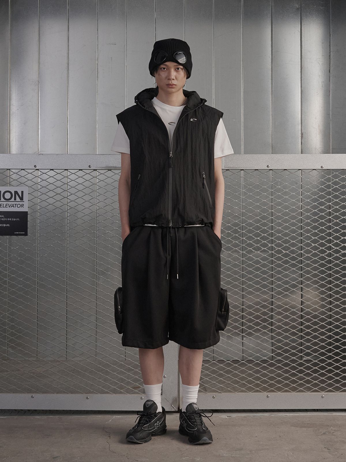 르렌느(LERENNE) Gorpcore Hoodie Zip Up Vest - Black