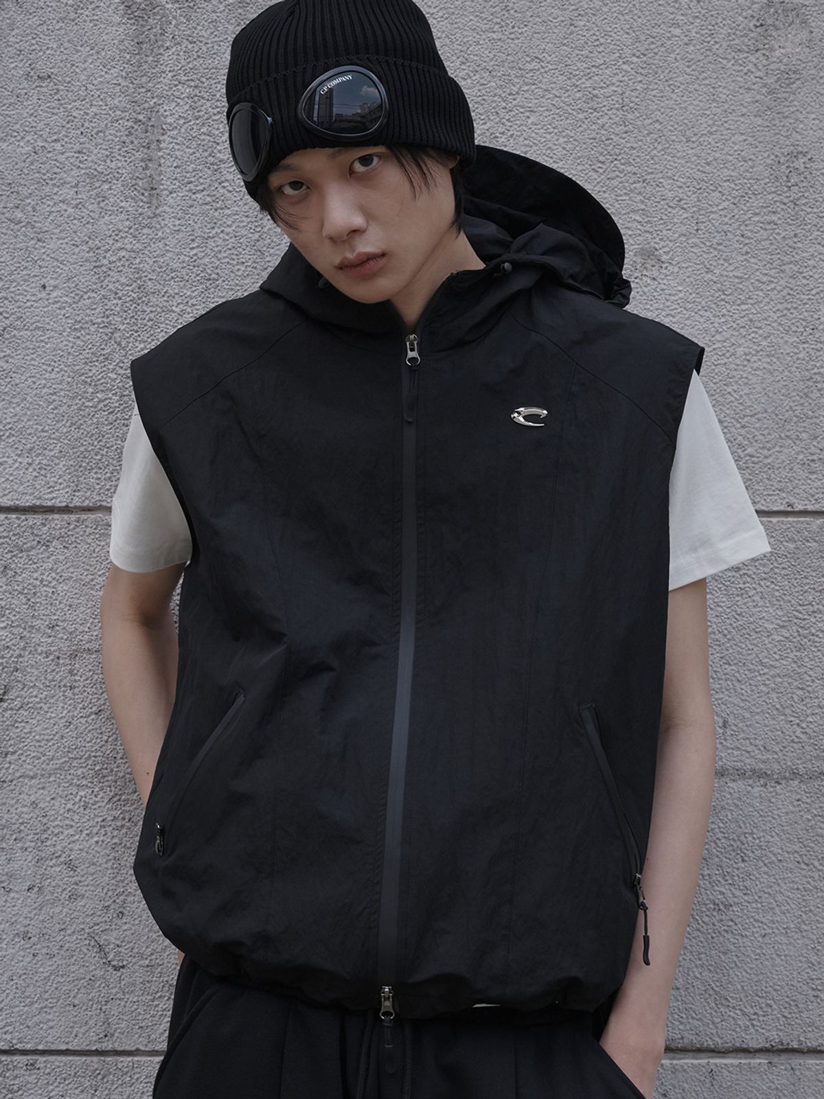 르렌느(LERENNE) Gorpcore Hoodie Zip Up Vest - Black