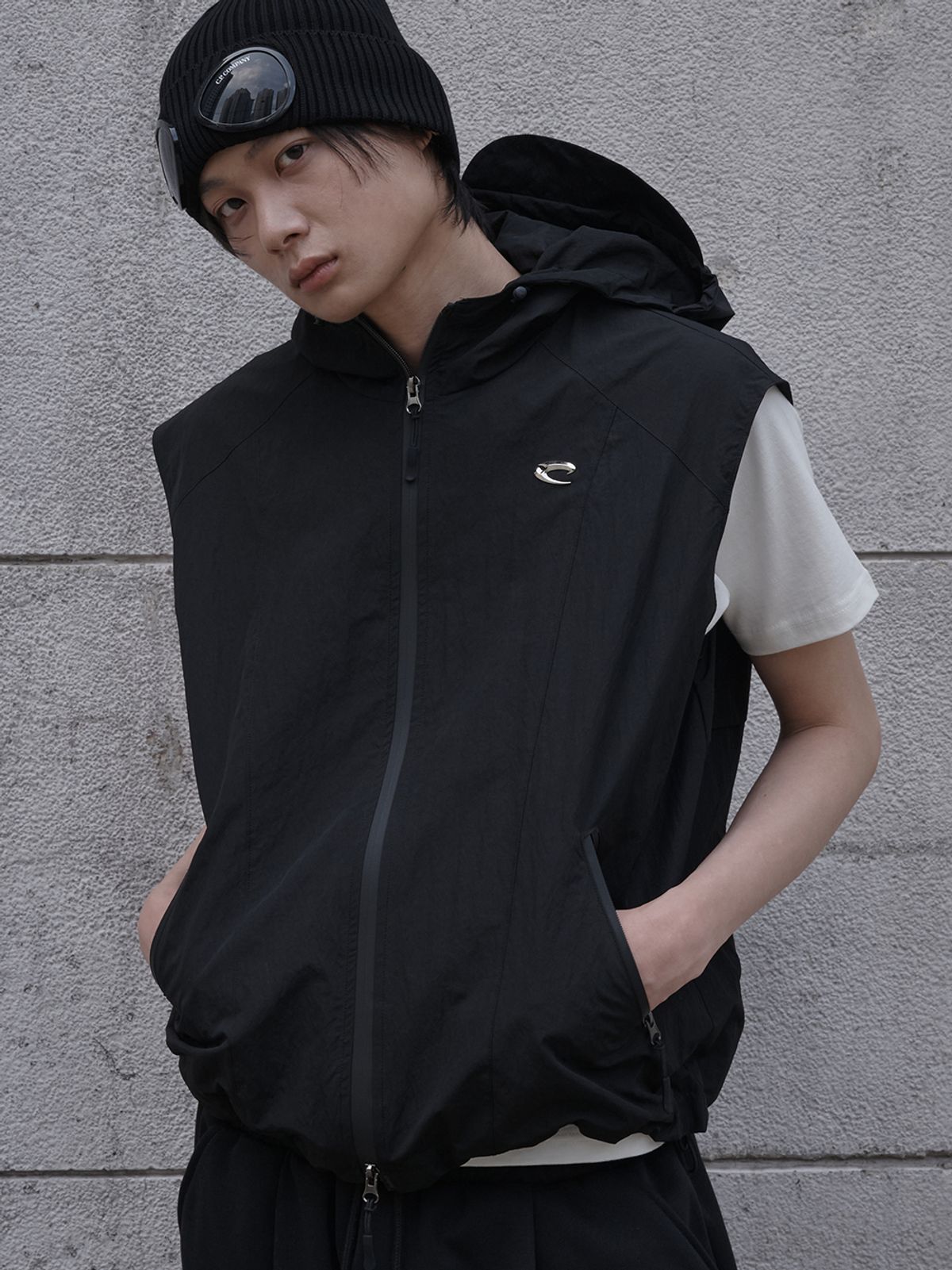 르렌느(LERENNE) Gorpcore Hoodie Zip Up Vest - Black