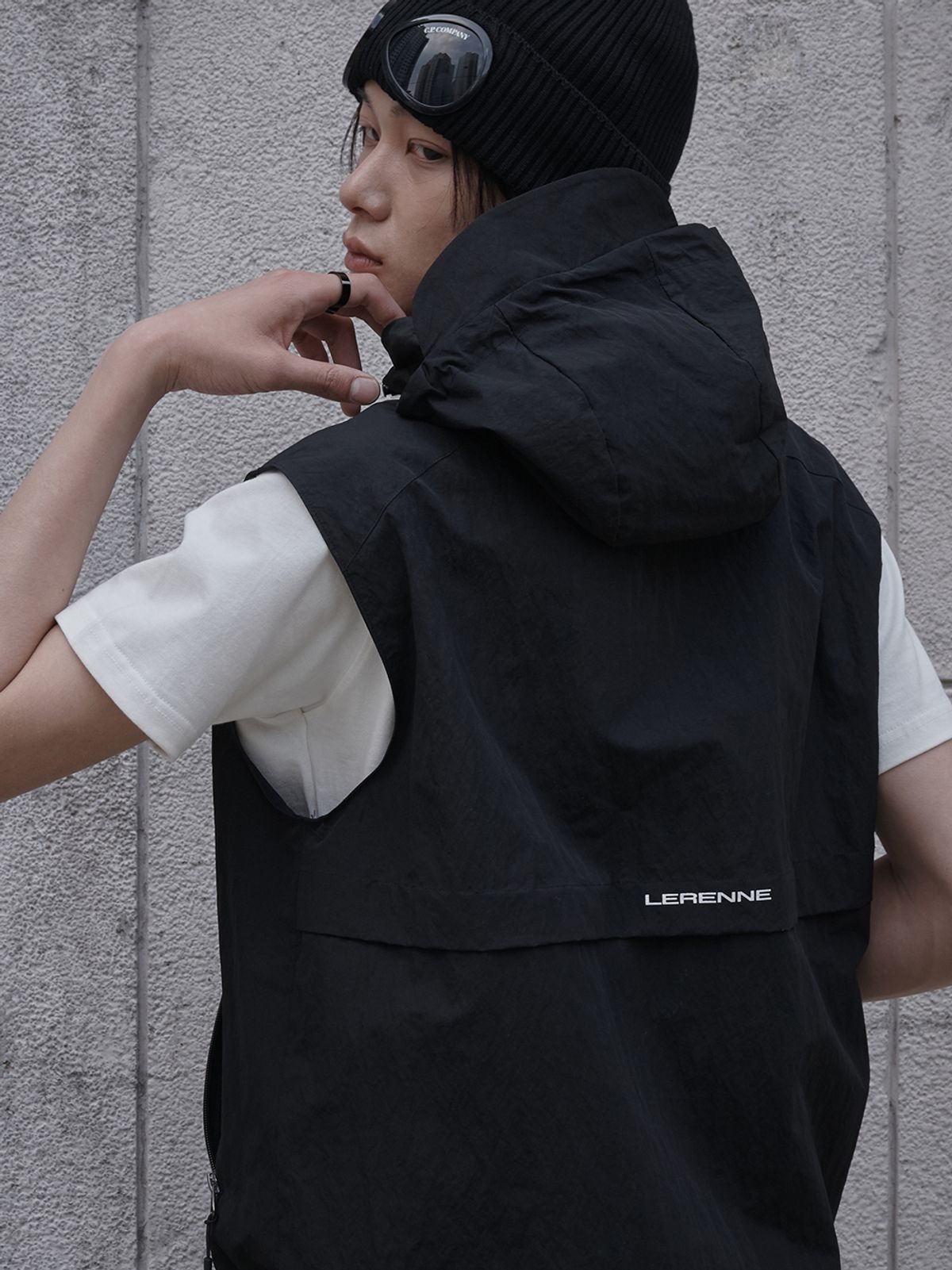 르렌느(LERENNE) Gorpcore Hoodie Zip Up Vest - Black