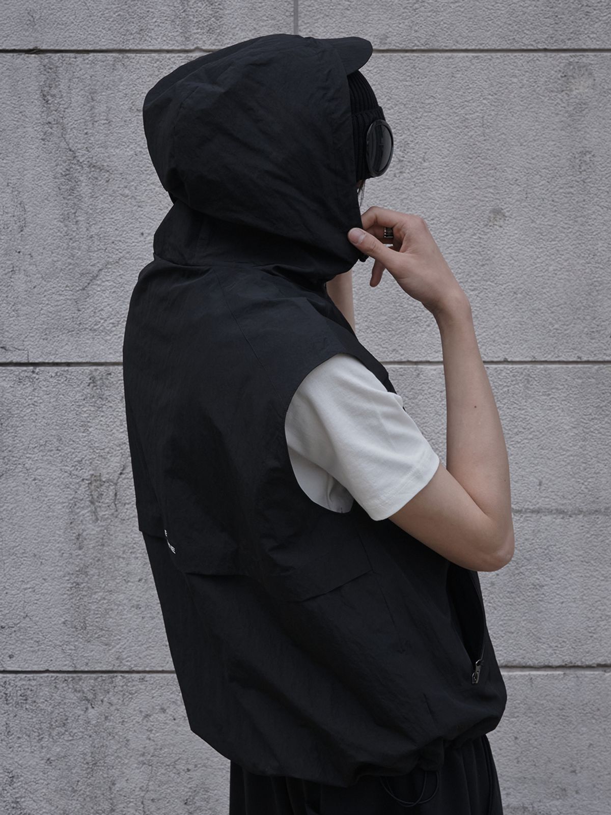 르렌느(LERENNE) Gorpcore Hoodie Zip Up Vest - Black