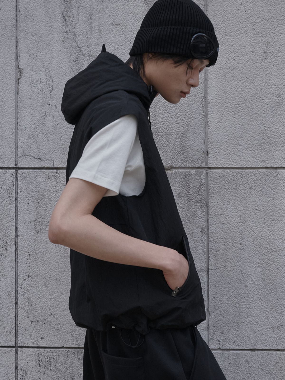 르렌느(LERENNE) Gorpcore Hoodie Zip Up Vest - Black