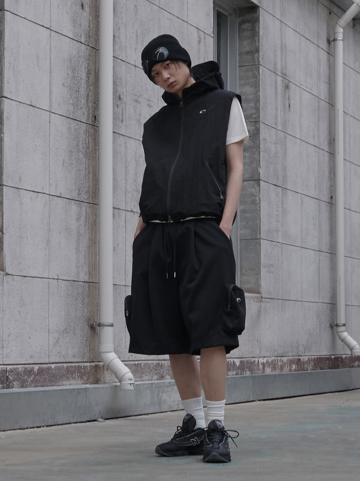 르렌느(LERENNE) Gorpcore Hoodie Zip Up Vest - Black