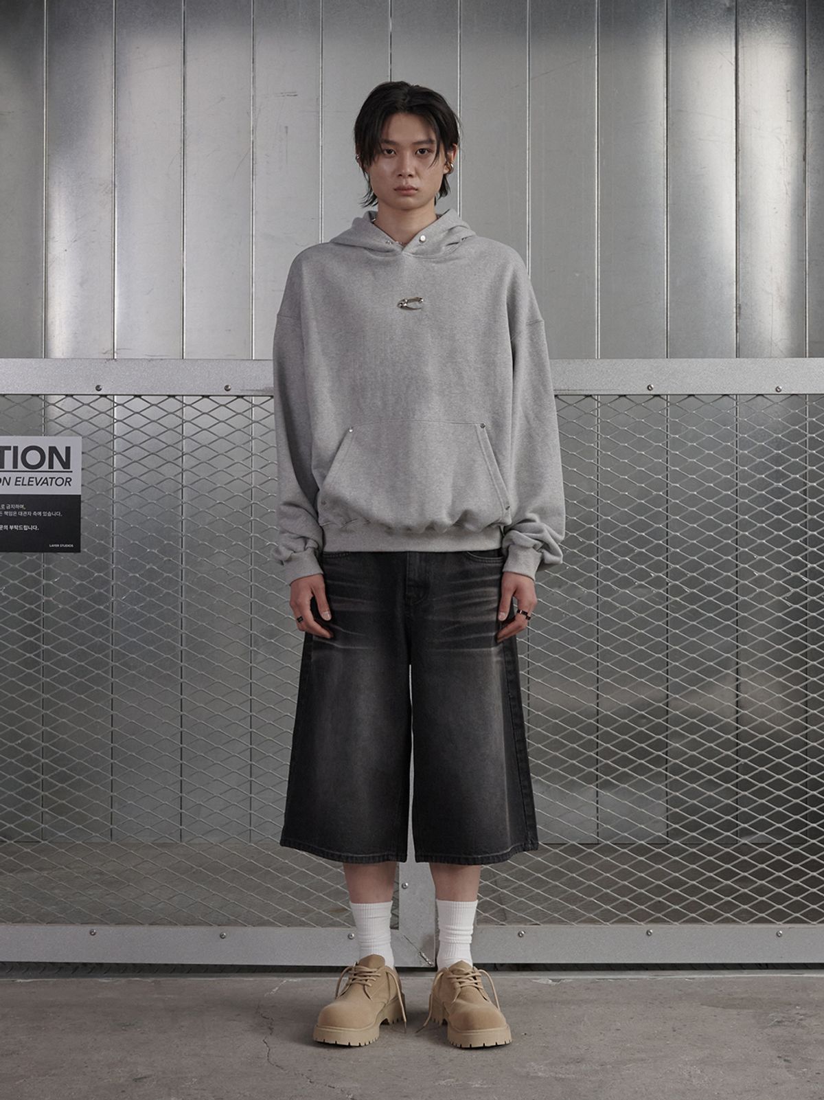 르렌느(LERENNE) Metal Logo Hoodie - Grey