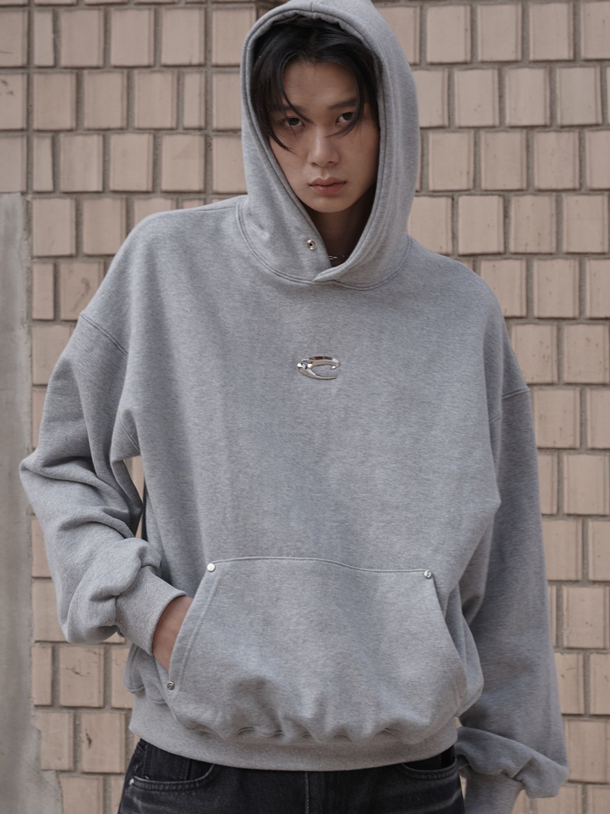 르렌느(LERENNE) Metal Logo Hoodie - Grey