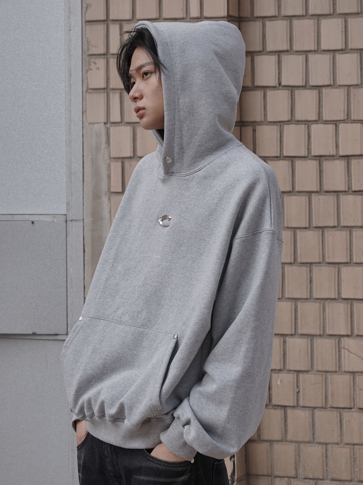 르렌느(LERENNE) Metal Logo Hoodie - Grey