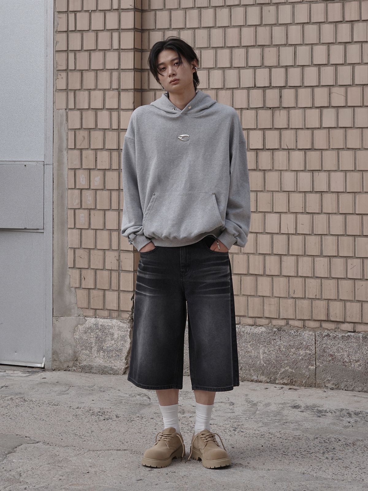 르렌느(LERENNE) Metal Logo Hoodie - Grey