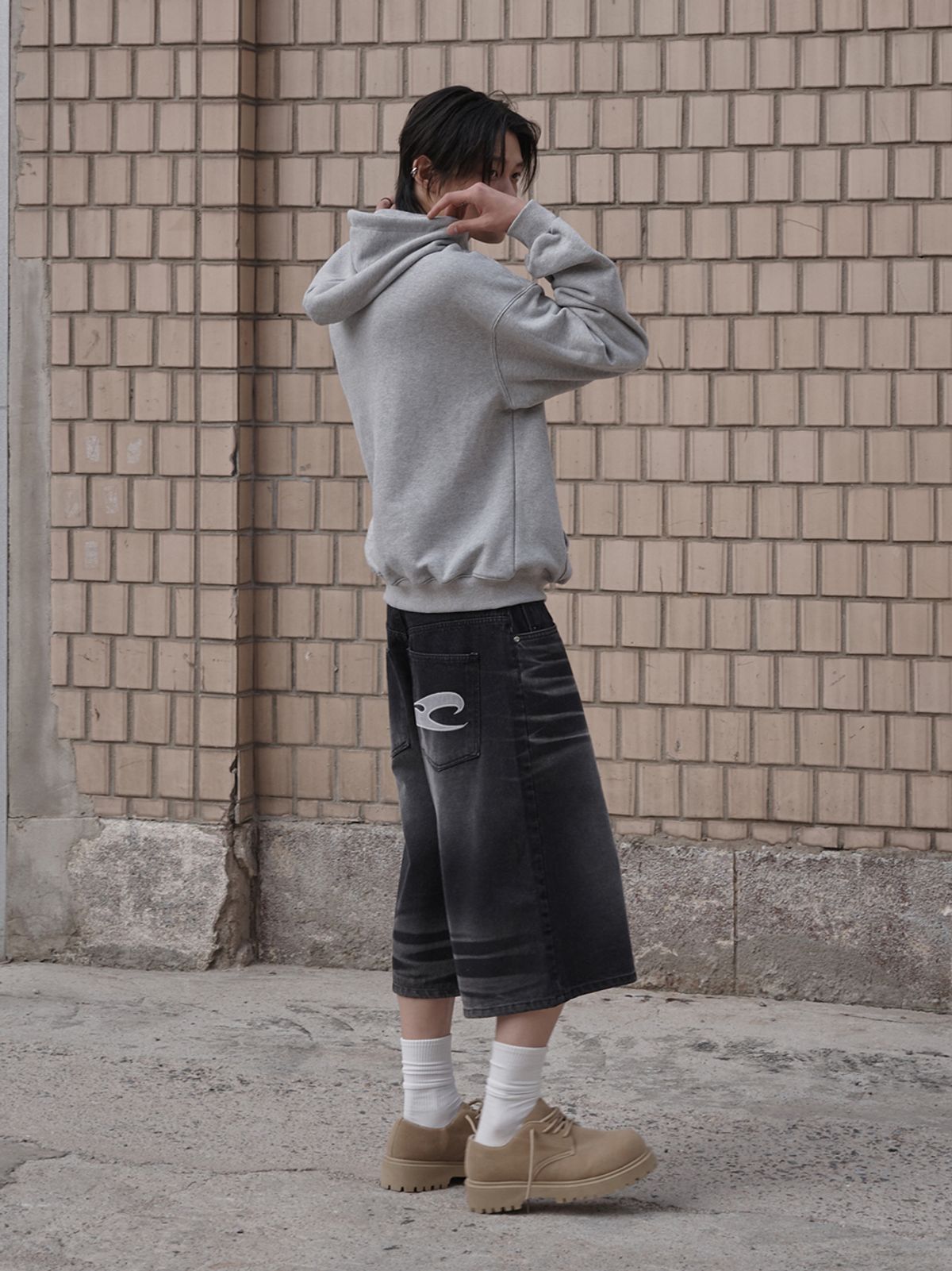 르렌느(LERENNE) Metal Logo Hoodie - Grey