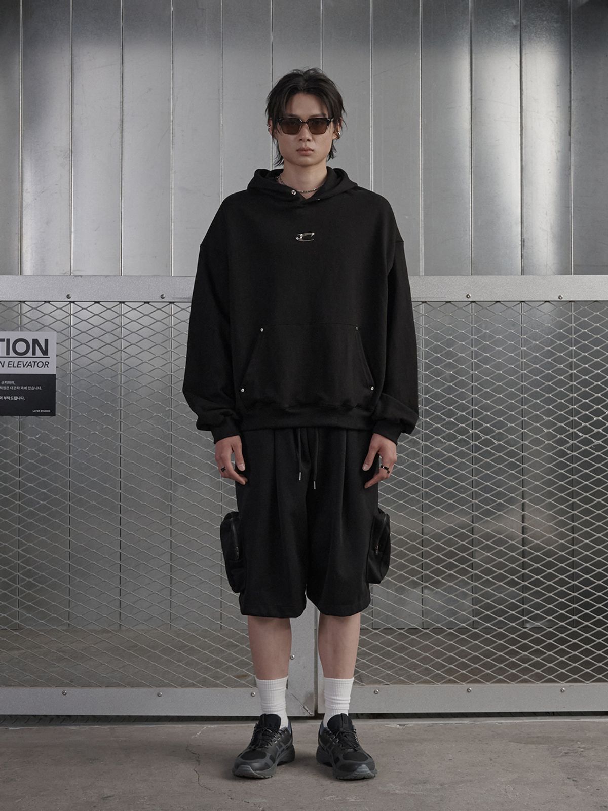 르렌느(LERENNE) Metal Logo Hoodie - Black