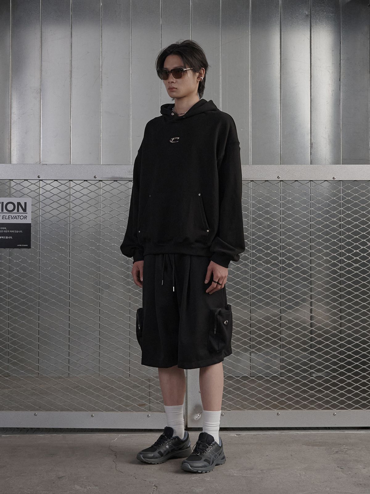 르렌느(LERENNE) Metal Logo Hoodie - Black