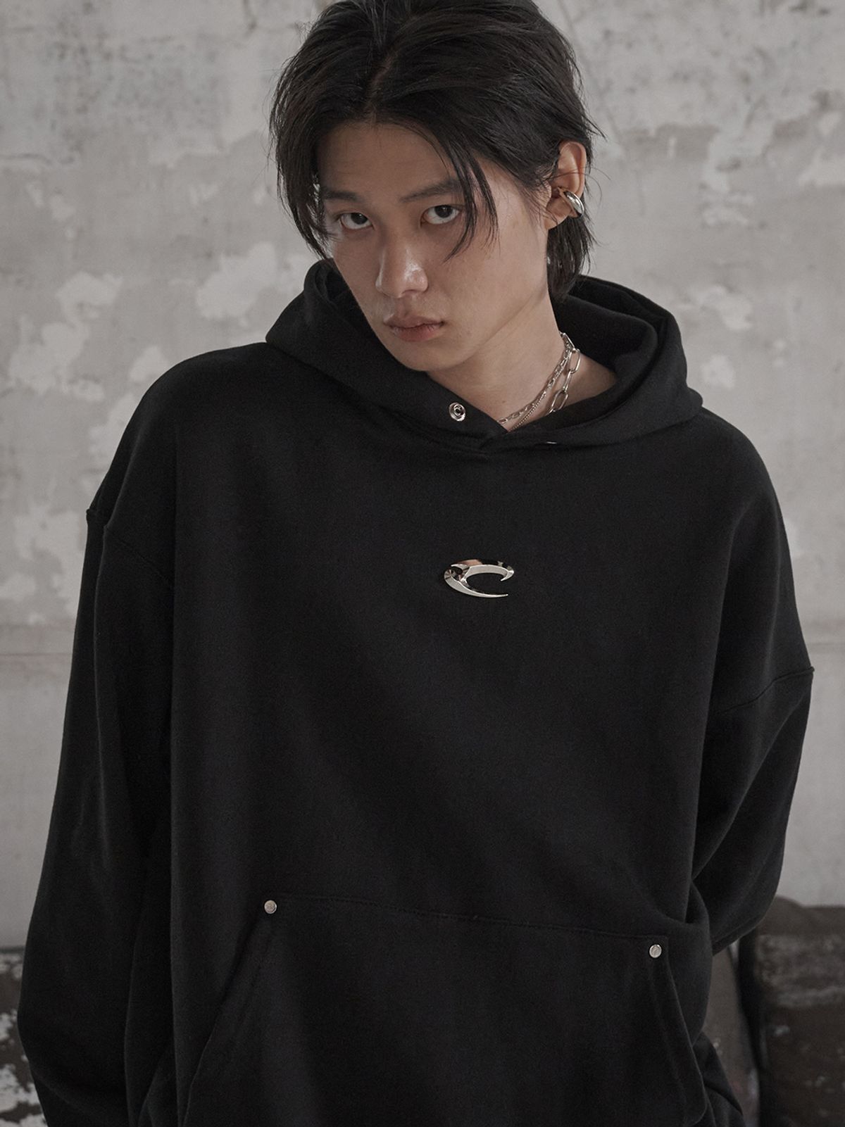 르렌느(LERENNE) Metal Logo Hoodie - Black
