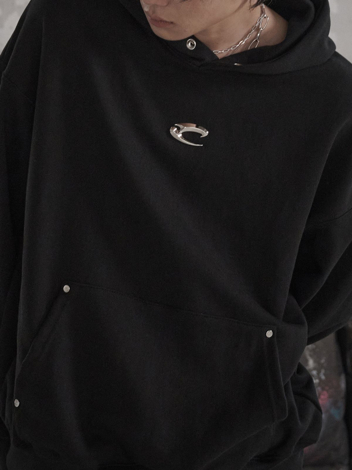 르렌느(LERENNE) Metal Logo Hoodie - Black