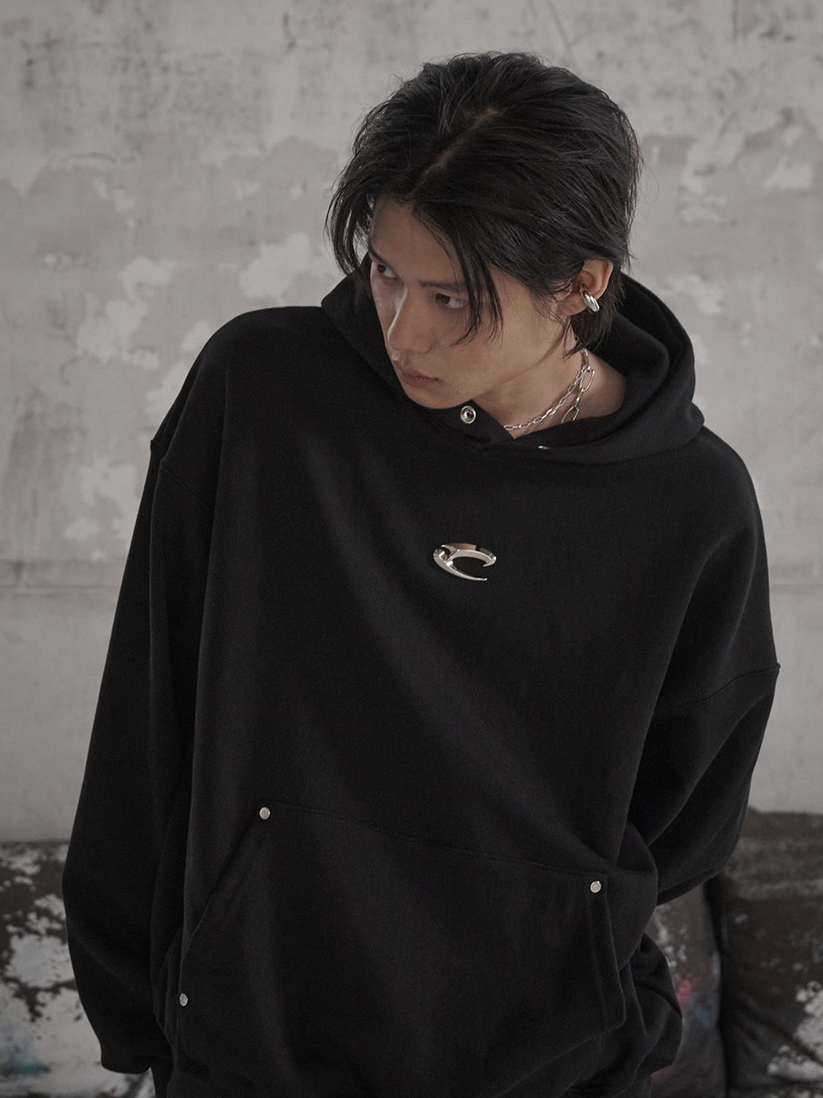 르렌느(LERENNE) Metal Logo Hoodie - Black