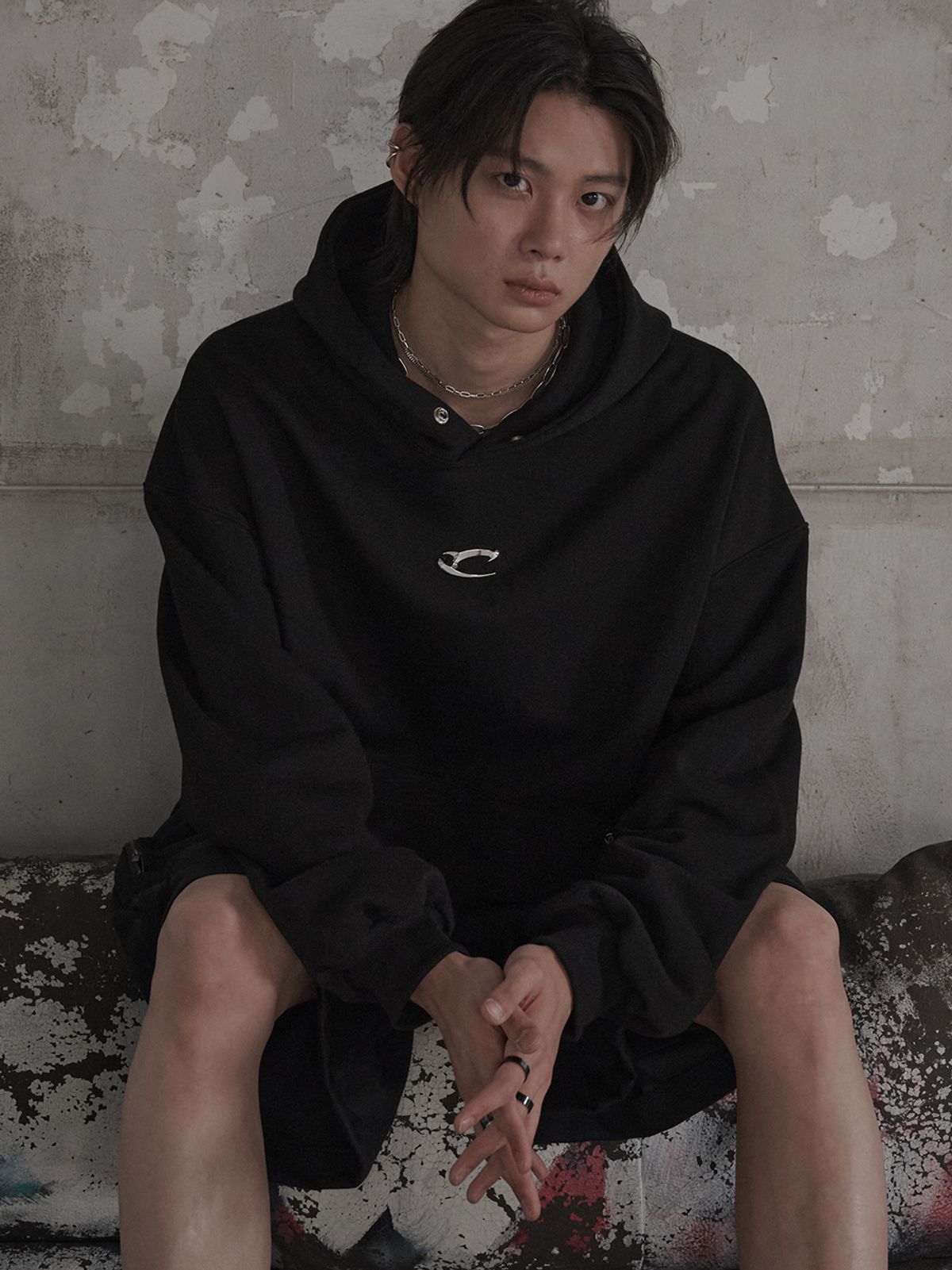 르렌느(LERENNE) Metal Logo Hoodie - Black