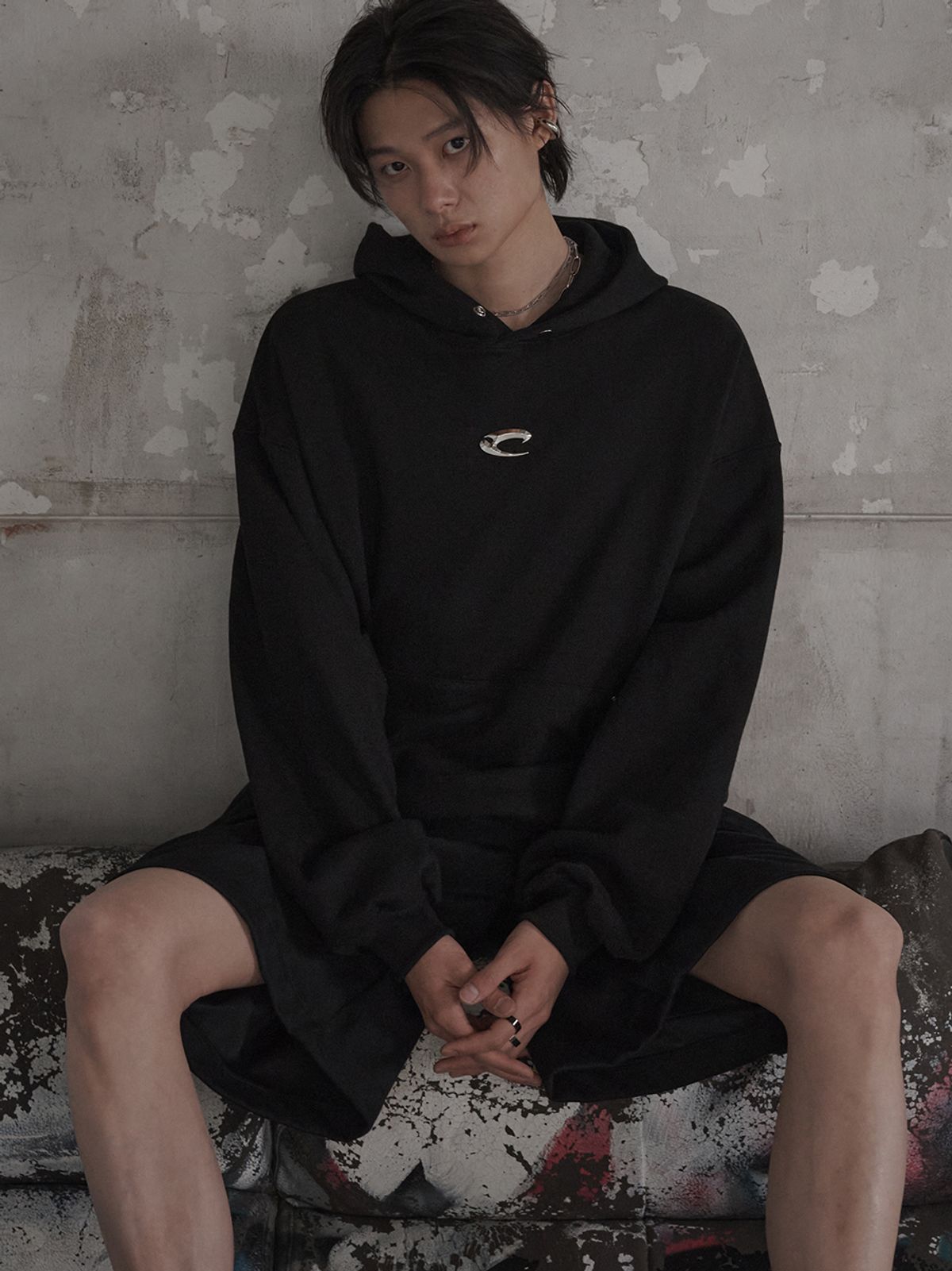 르렌느(LERENNE) Metal Logo Hoodie - Black