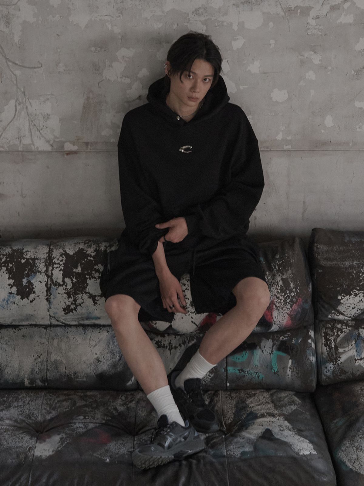 르렌느(LERENNE) Metal Logo Hoodie - Black