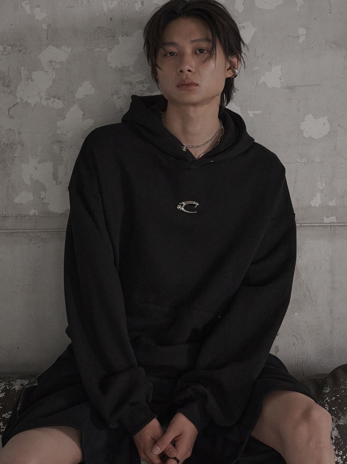 르렌느(LERENNE) Metal Logo Hoodie - Black