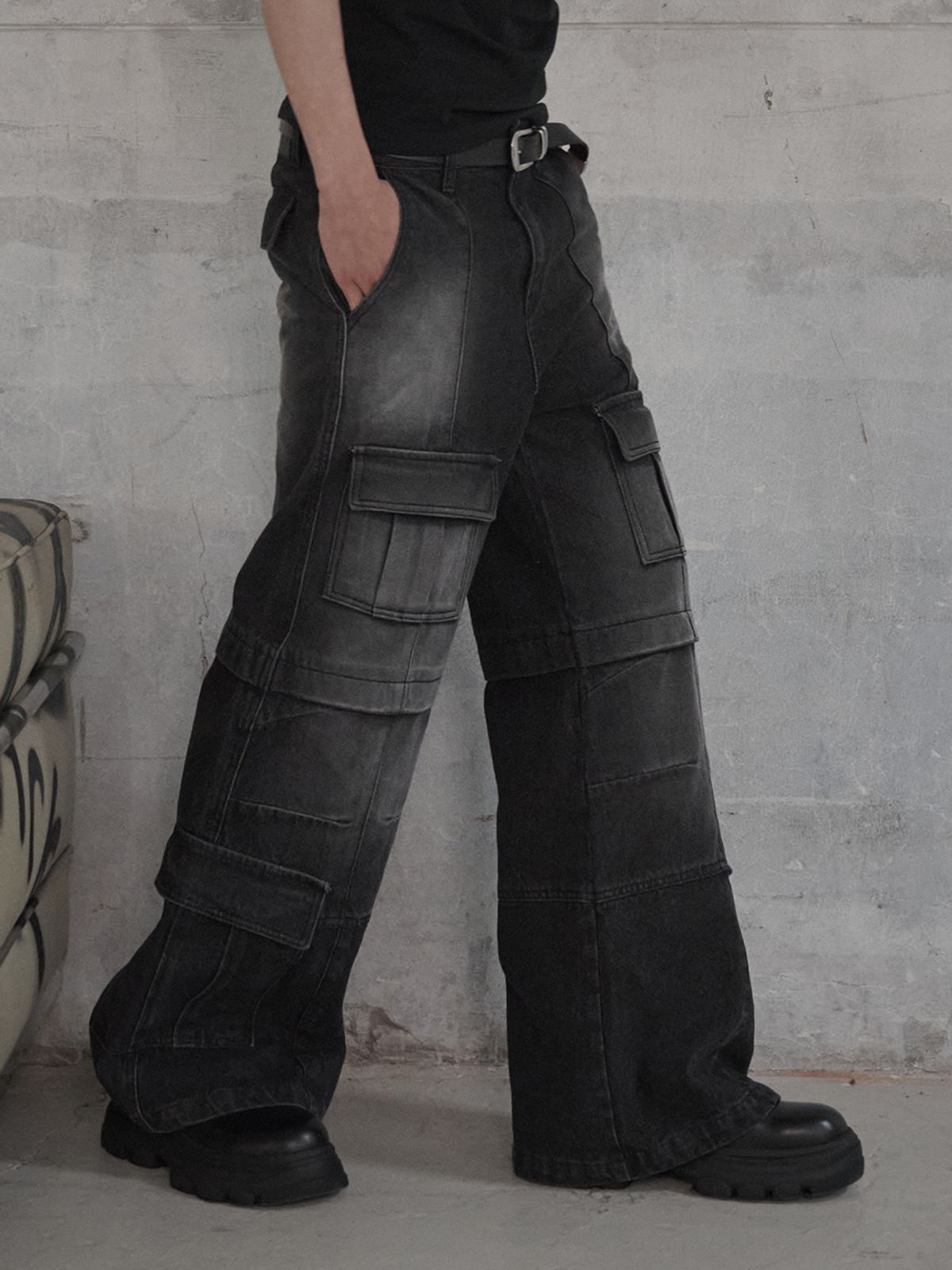르렌느(LERENNE) Multi Pocket Cargo Flare Denim Pants - Black
