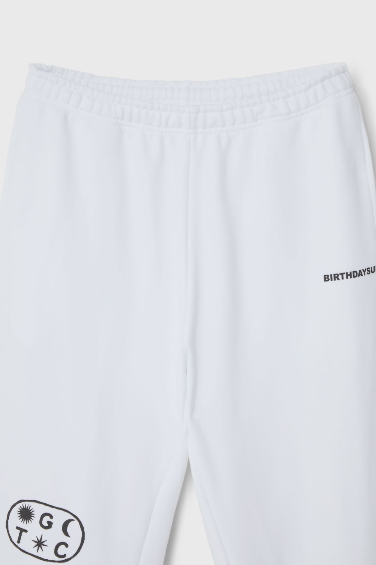 벌스데이수트(BIRTHDAYSUIT) [BDS X TGC] THE GRATEFUL CAMP SWEAT PANTS (WHITE)