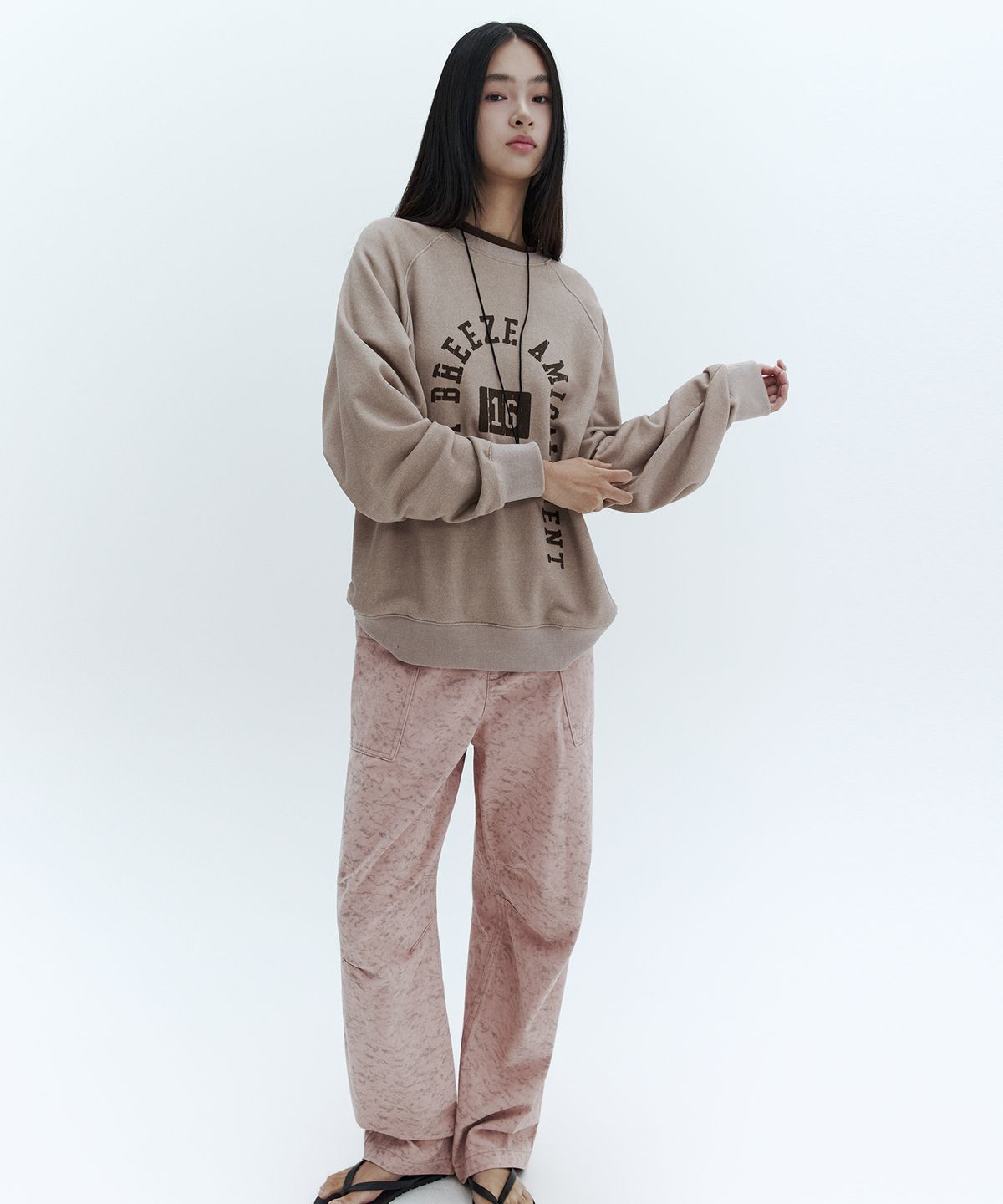 시티브리즈(CITYBREEZE) 피그먼트 아치 로고 스웨트 셔츠_2COLORS