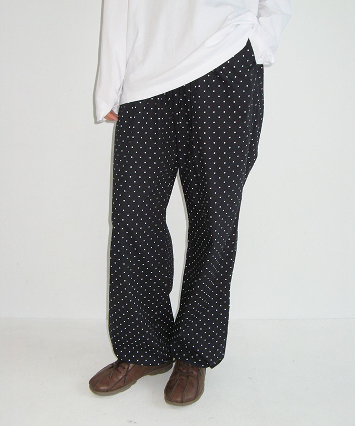 론론(RONRON) BACK HEART POCKET BANDING JOGGER PANTS NAVY DOT