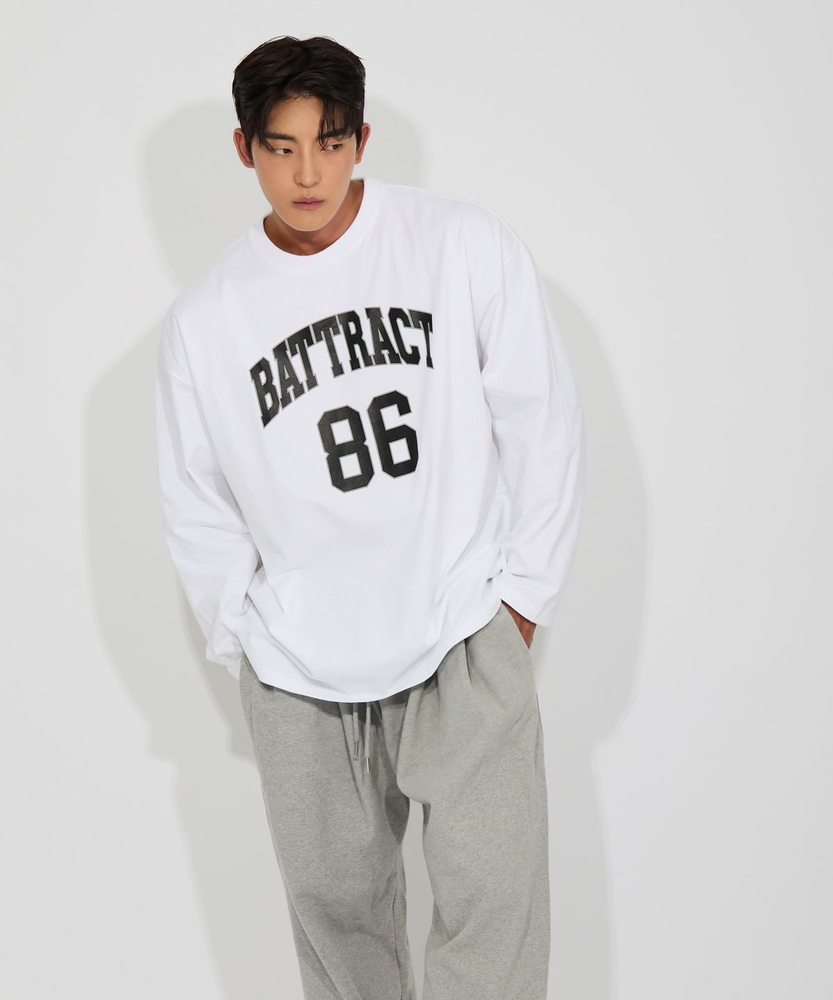 베트랙트(BATTRACT) BACK 넘버 아치 그래픽 롱 슬리브 화이트