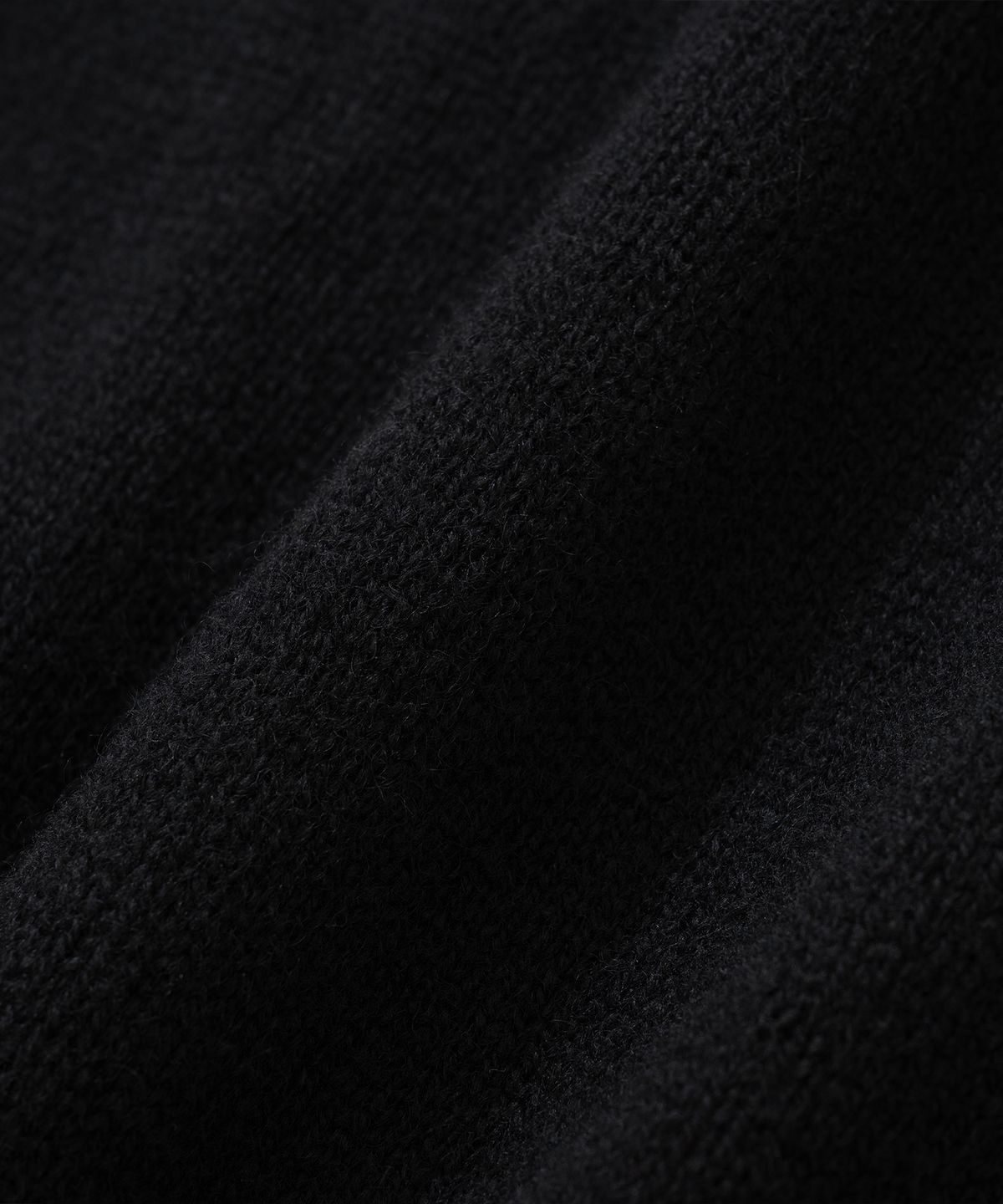 니티드(KNITTED) 쉐기독 울 100% 브이넥 니트 BLACK