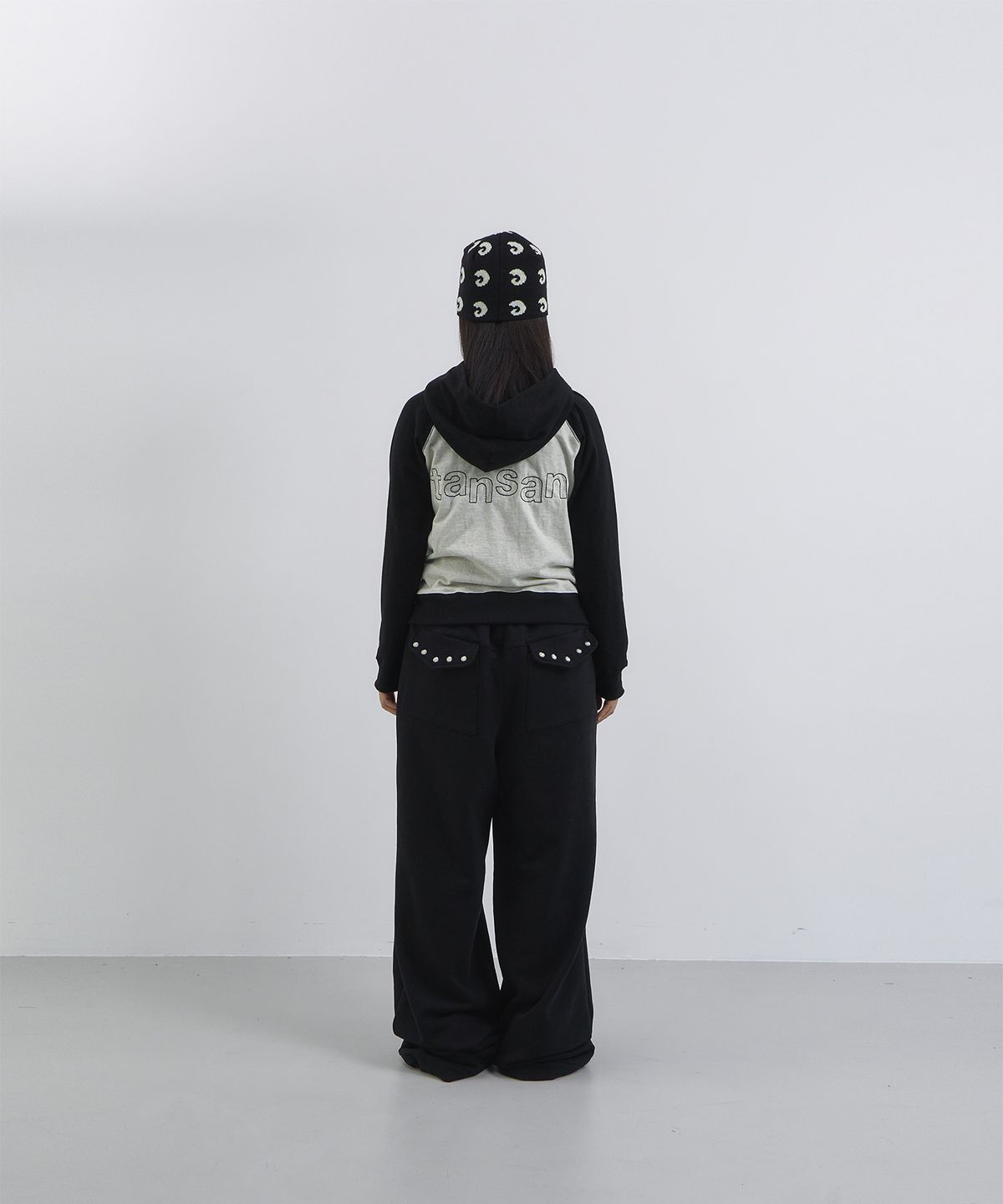탄산마그네슘(TANSANMAGNESIUM) 스터드 스웻 팬츠 (블랙)