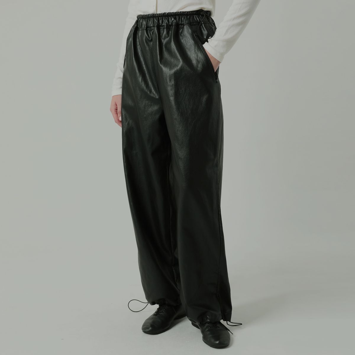 네이로(NAYRO) 레더 드로우스트링 팬츠 블랙