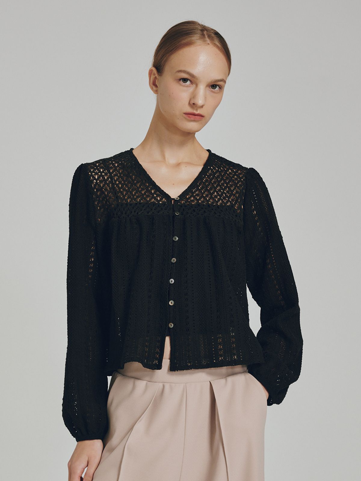 누브(NOUVE) 브이넥 펀칭 블라우스 - 블랙 / V-neck Punching Blouse - Black