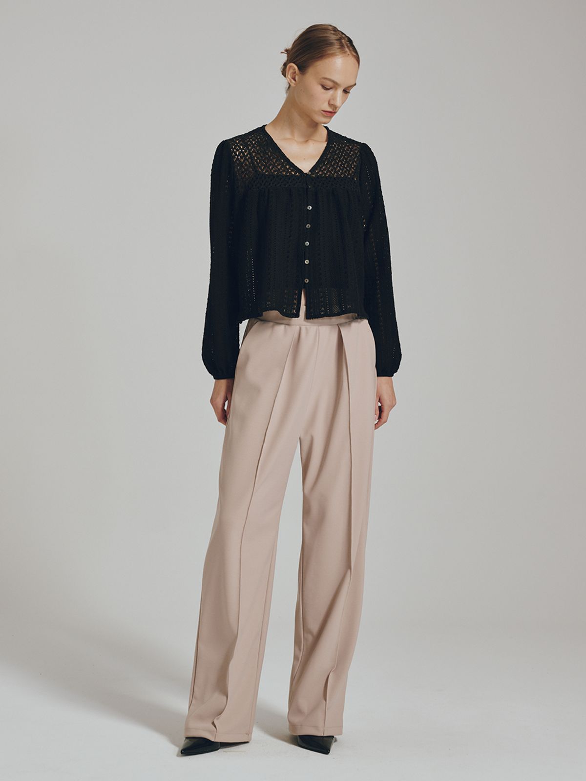 누브(NOUVE) 브이넥 펀칭 블라우스 - 블랙 / V-neck Punching Blouse - Black