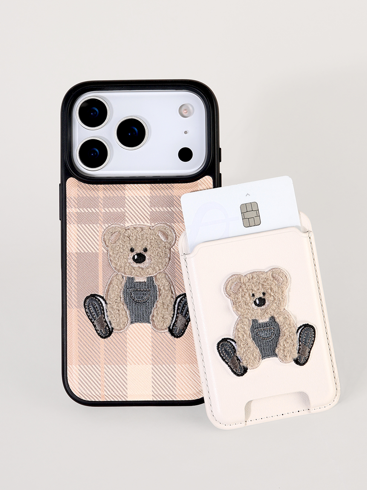 디자인스킨(DESIGNSKIN) 아이폰17 프로 프로맥스 맥세이프 클래식 자수 케이스ver.3-아이보리 베어