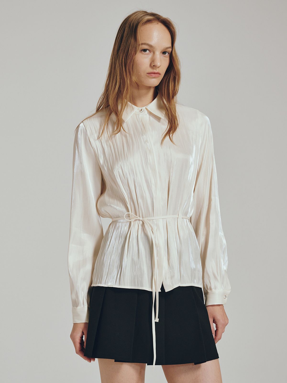 누브(NOUVE) 글로시 벨티드 블라우스 - 크림 / Glossy Belted Blouse - Cream