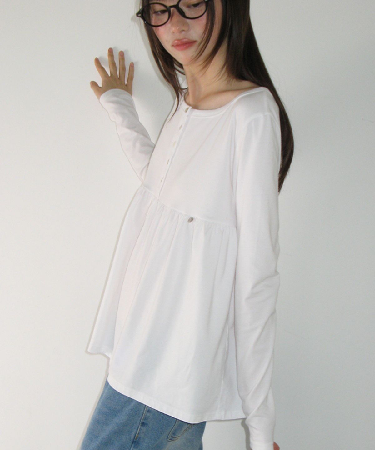 론론(RONRON) SHAPE BUTTON RUFFLE LONG SLEEVE WHITE