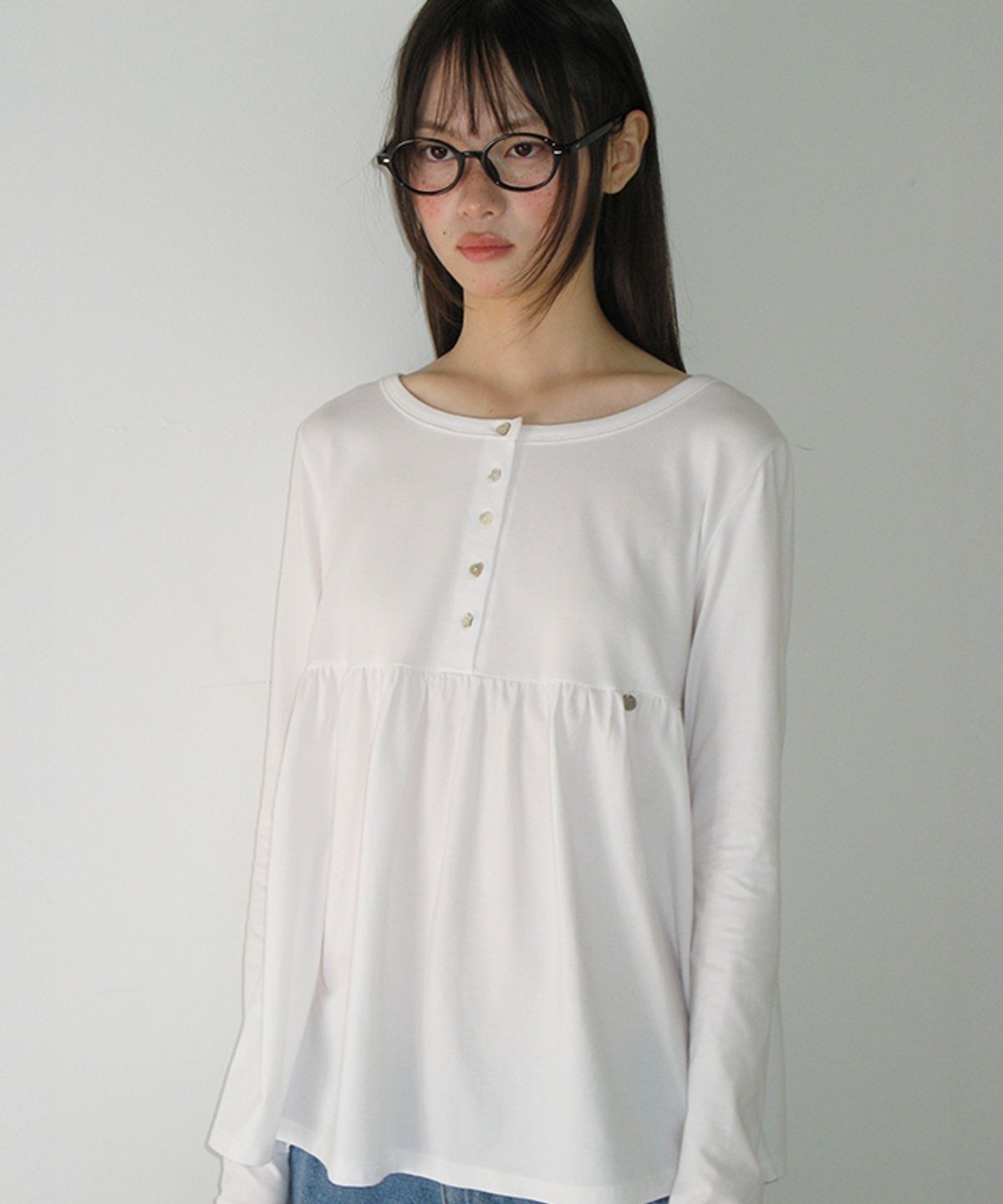 론론(RONRON) SHAPE BUTTON RUFFLE LONG SLEEVE WHITE